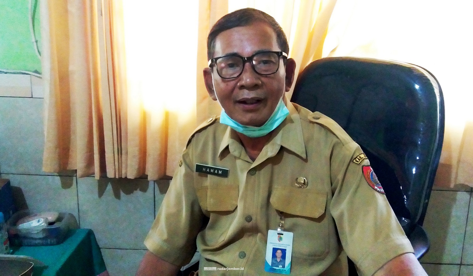 “Alasannya sama, karena mereka sudah bosan belajar daring dari rumah. Sehingga banyak orang tua yang memindahkan anaknya dari sekolah negeri.” Hamam - Kepala SMPN 1 Bangsalsari