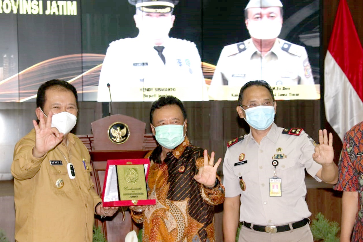 PERLAHAN TAPI PASTI: Bupati Jember Hendy Siswanto saat menerima sertifikat belasan aset pemkab dari Kepala Kantor Wilayah Badan Pertanahan Nasional, Agraria, dan Tata Ruang (BPN/ATR) Jonahar di Pendapa Wahyawibawagraha, kemarin (14/9).