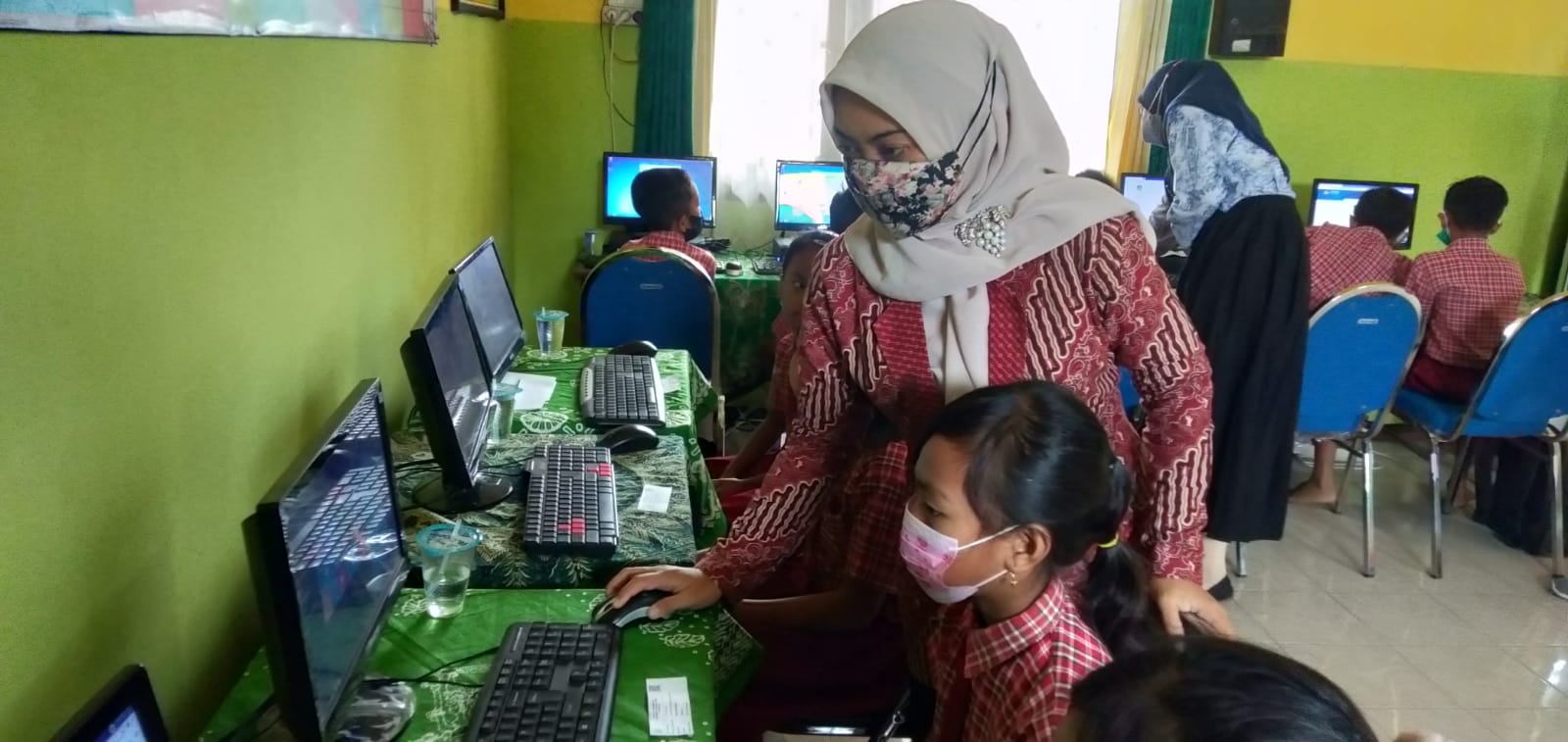 BERMASALAH: Salah satu guru membimbing siswa untuk mengatasi problem ANBK pada siswa kelas 5 SDN Wirowongso 01, Kecamatan Ajung.