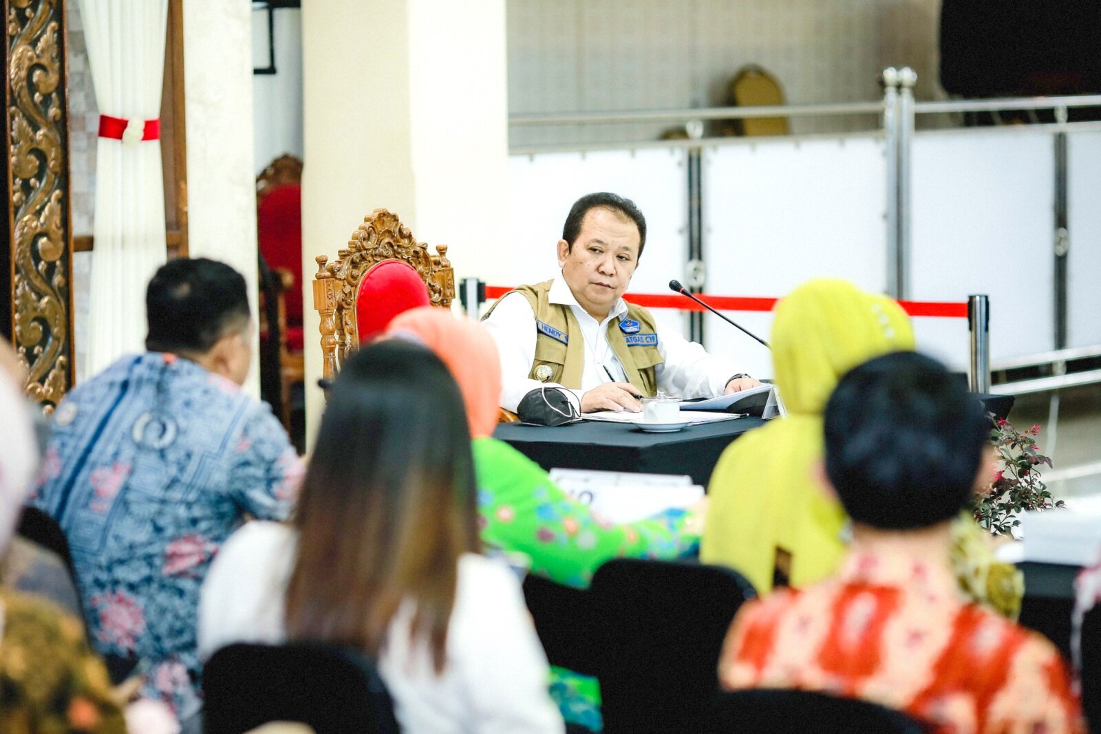 SOSIALISASI: Bupati Jember Hendy Siswanto memberikan penjelasan kepada notaris dan pejabat pembuat akta tanah (PPAT) terkait regulasi persetujuan bangunan gedung (PBG), Sabtu (25/9).