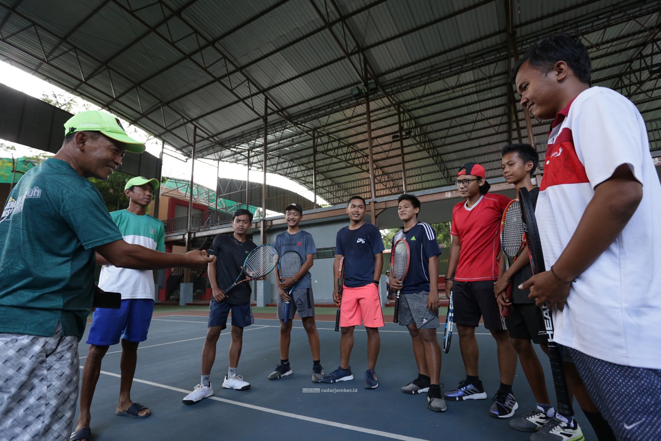 SIAP BERTANDING: Sejumlah petenis hasil seleksi bakal bersiap menuju Surabaya untuk mengikuti kompetisi. Ajang tersebut dijadikan tolok ukur kemampuan sekaligus mengintip kekuatan tim tenis dari daerah lain yang disiapkan untuk Porprov Jatim 2022 mendatan
