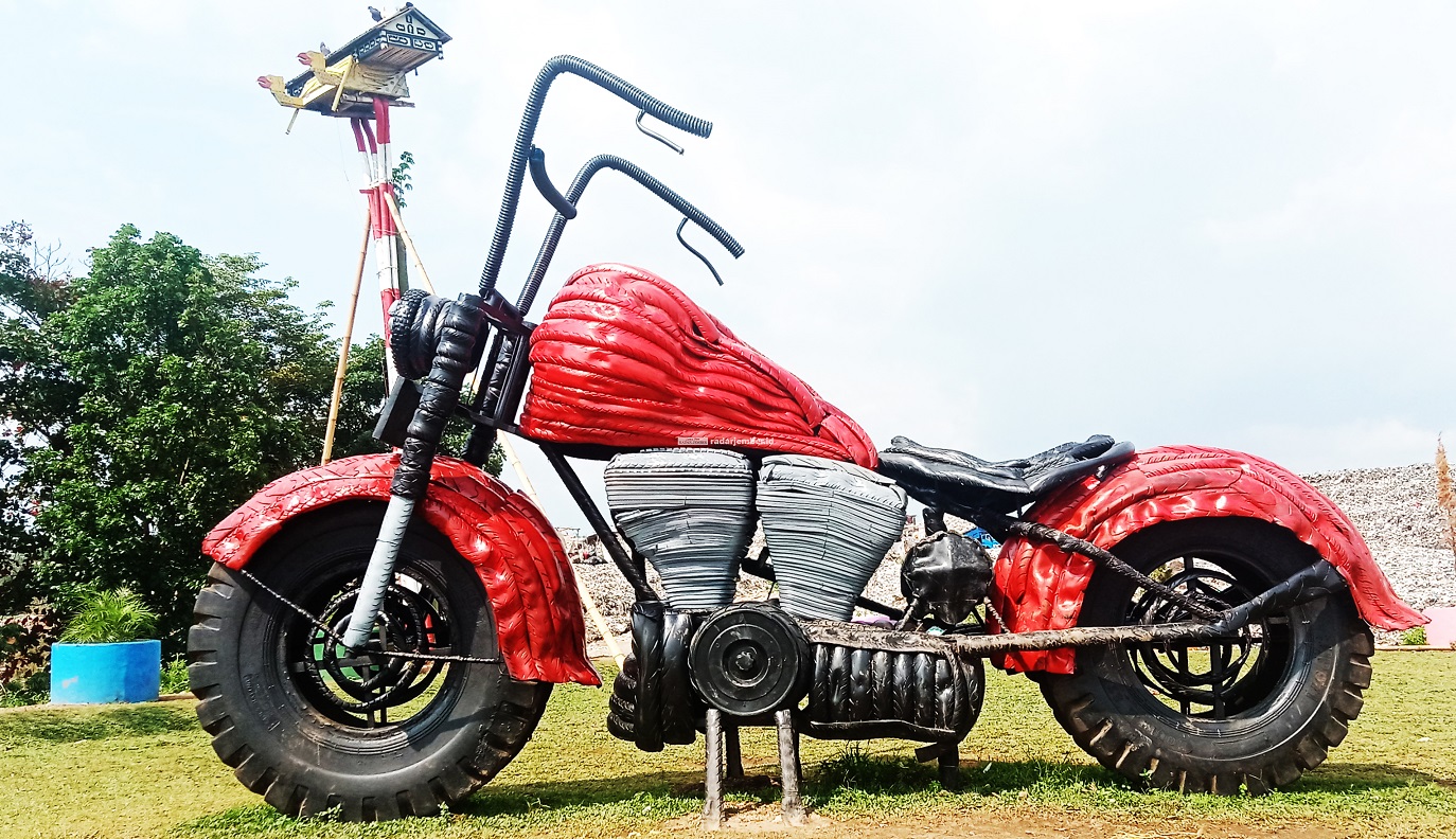 RAKSASA: Di TPA Pakusari kini terdapat replika motor besar Harley Davidson, dan menjadi salah satu spot baru pengunjung untuk berswafoto.
