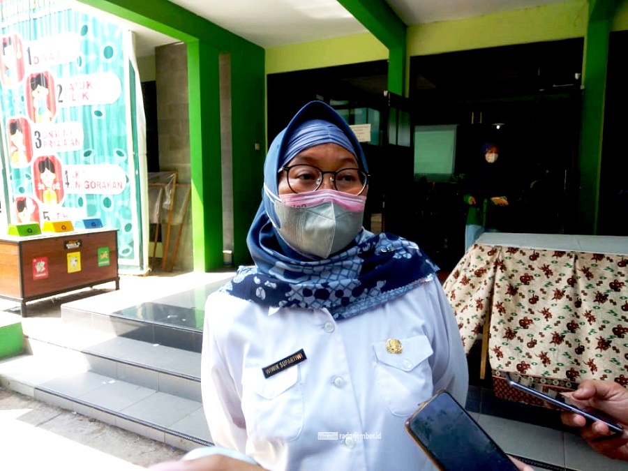 “Capaian vaksin untuk pelajar sudah semua diusulkan. Jadi, capaian yang kemarin ini menjadi satu dengan capaian yang anak sekolah kurang lebih yang dari SMP ini, target enam ribuan, SD ada empat sampai lima ribuan. Kalau tenaga pengajar sudah semua.” dr W