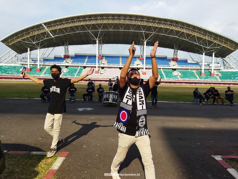 SEMANGAT: Sholahuddin Amulloh (kanan) saat memimpin yel-yel supporter Persid yang tergabung dalam Berni South Sector, kemarin (5/9), di Stadion JSG. Sholahuddin resmi ditunjuk sebagai Presiden Berni South Sector.