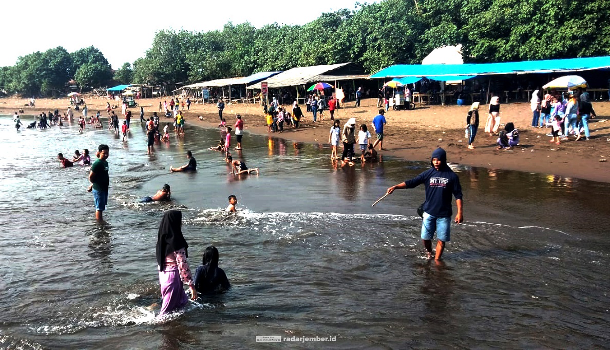 KEBIJAKAN BARU: Wisatawan mulai memadati Pantai Payangan di Kecamatan Ambulu. Selain lokasi wisata, pemerintah juga memperbolehkan tempat hiburan buka setelah Jember turun di level 2 PPKM.
