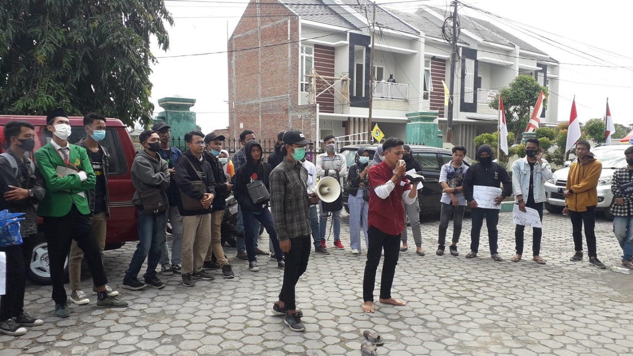 TUNTUT PERMBARUAN LITERASI: Puluhan mahasiswa UIJ sempat menggeruduk pintu rektorat akibat tak ada respons atas tuntutan mereka.