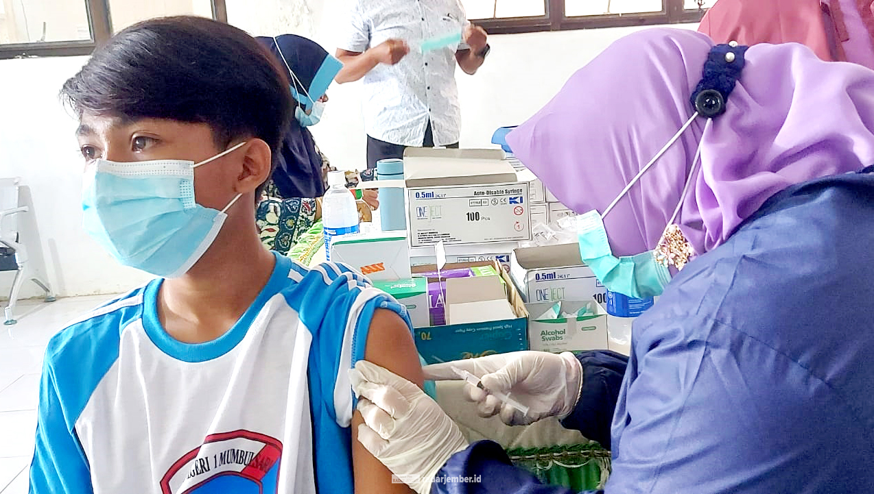 SERIUS: Petugas medis dari Puskesmas Mumbulsari saat melakukan vaksinasi kepada ratusan siswa SMPN 1 Mumbulsari, Kamis (16/9).