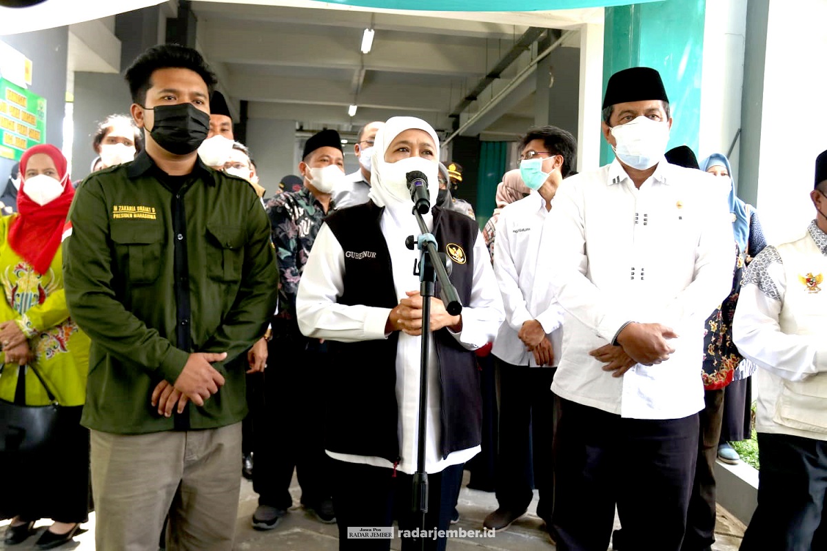 IKUT MENGAWASI: Gubernur Jawa Timur Khofifah Indar Parawansa (tengah) bersama Rektor UIN KHAS Jember Prof Babun Suharto kala meninjau pelaksanaan vaksinasi, kemarin (2/9)