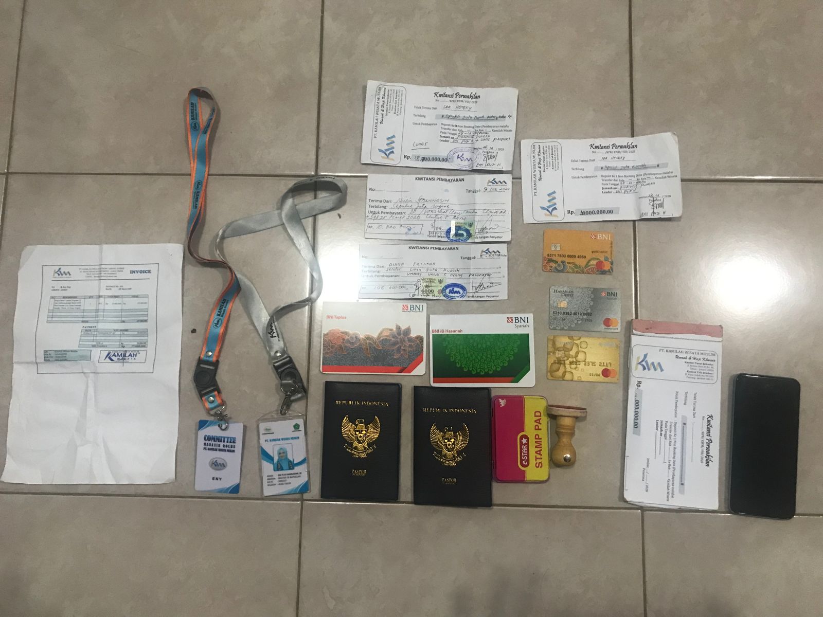 SARANA PENIPUAN: Polsek Jenggawah menyita sejumlah barang bukti dari pelaku penipuan umrah. Pada kasus ini korban merugi hingga Rp 135 juta.