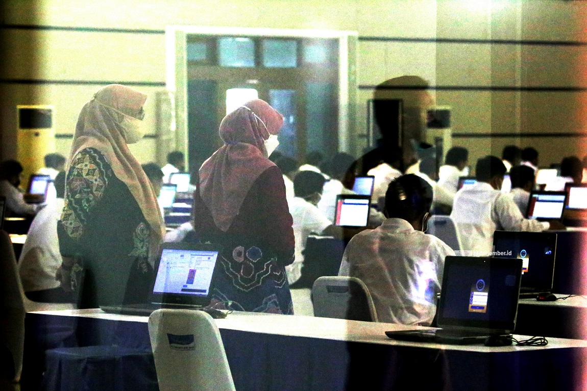 SERIUS: Suasana pelaksanaan seleksi Calon Pegawai Negeri Sipil (CPNS) di lingkungan Pemerintah Kabupaten Jember, kemarin (14/9).