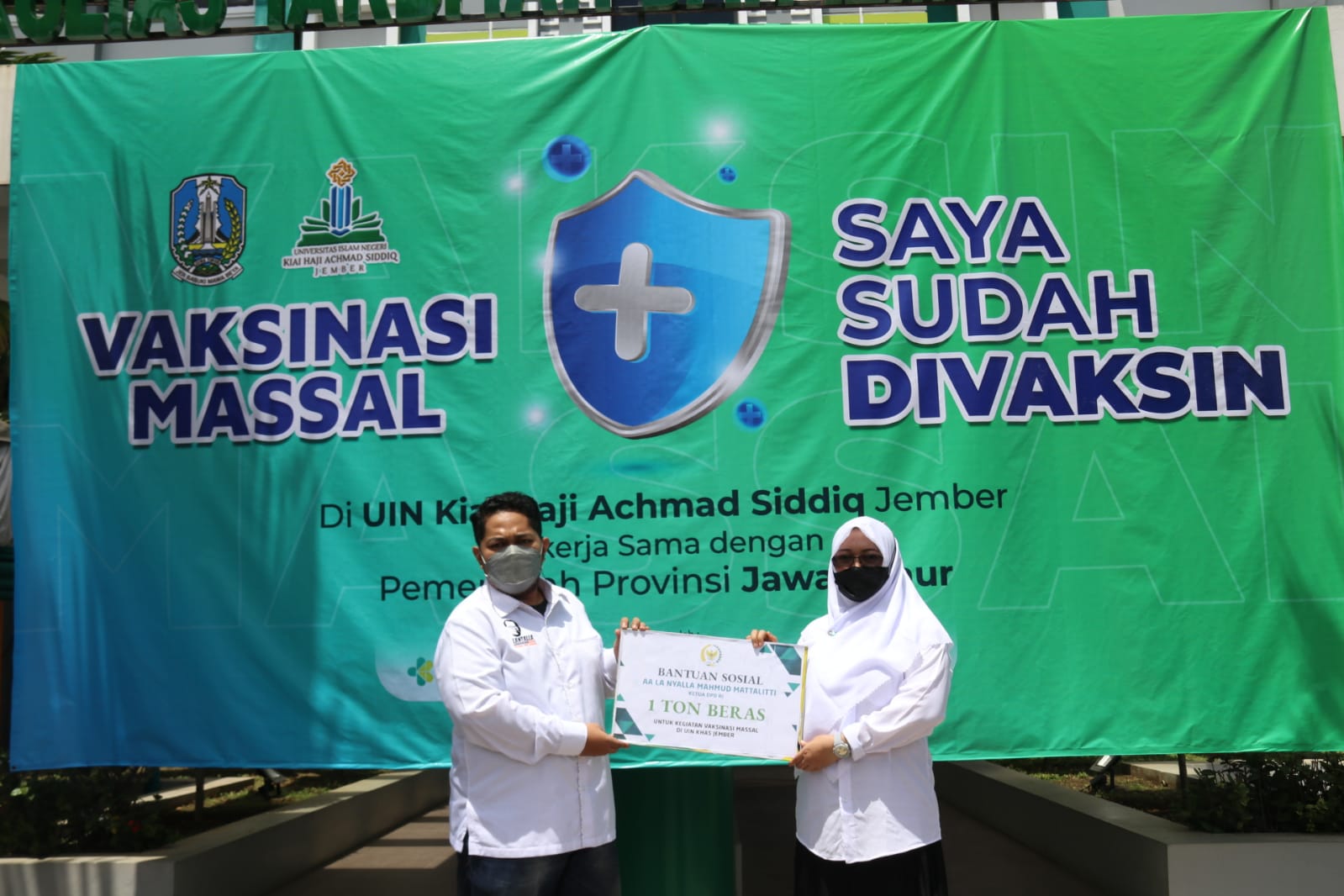 SALURKAN BANTUAN: Ketua La Nyalla Academia Jember M Fakhry Asa Fazary, saat menyerah bantuan beras kepada Plt Kepala Biro UIN KHAS Jember Retna Anggitaningsih, Senin (6/9/2021).