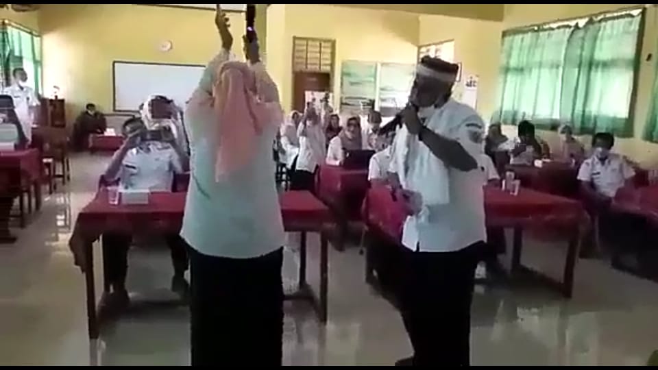 Tangkapan layar sebuah video viral yang memperlihatkan seorang pria yang mirip dengan Kepala Dinas Pendidikan dan Kebudayaan Bondowoso Sugiono Eksantoso terlihat sedang asyik melakukan aksi menyanyi bersama dengan seorang perempuan dalam sebuah ruangan.