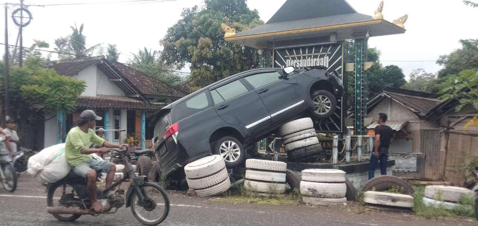NYANGSANG: Mobil Kijang Innova ini mengalami kecelakaan tunggal di Jalan Watu Ulo, Desa Sabrang, Ambulu. Tak ada korban dalam peristiwa tersebut. Sopir dan seorang penumpang selamat.