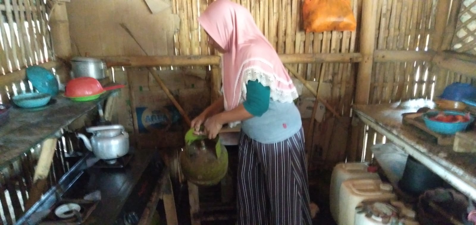 SULIT DIDAPATKAN: Bu Viki, pedagang makanan di Pantai Payangan, Ambulu. Sudah sepekan belakangan, dia mengaku warga sulit mendapatkan gas LPG 3 Kg. Rata-rata kelangkaan gas melon ini terjadi di kawasan Jember selatan.