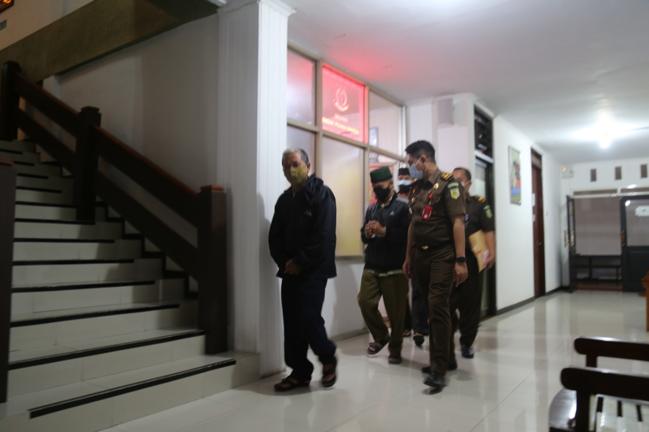 DIGELANDANG: Ketiga terpidana korupsi saat dipindah dari Kantor Kejaksaan Negeri Jember menuju Lapas Jember.