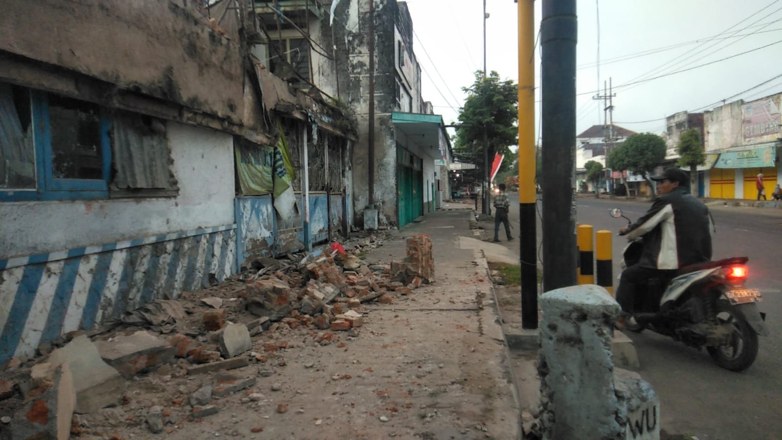 TKP: Suasana bangunan eks Gedung Nasional Indonesia Ambulu setelah bagian terasnya ambruk hingga mengakibatkan satu korban meninggal dunia dan satu korban lain mengalami luka.