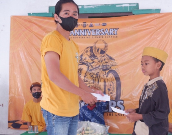 PEDULI DAN BERBAGI: Komunitas anak motor Dewata Rockers MG Jember dalam sebuah kegiatan sosial beberapa waktu lalu.