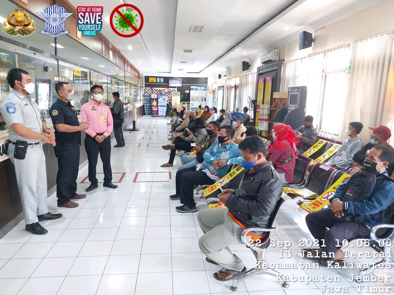 SOSIALISASI: Ipda Iwan Hadi Siswanto Kanit Regident Satlantas Polres Jember saat melakukan sosialisasi di Samsat Timur dan Barat.