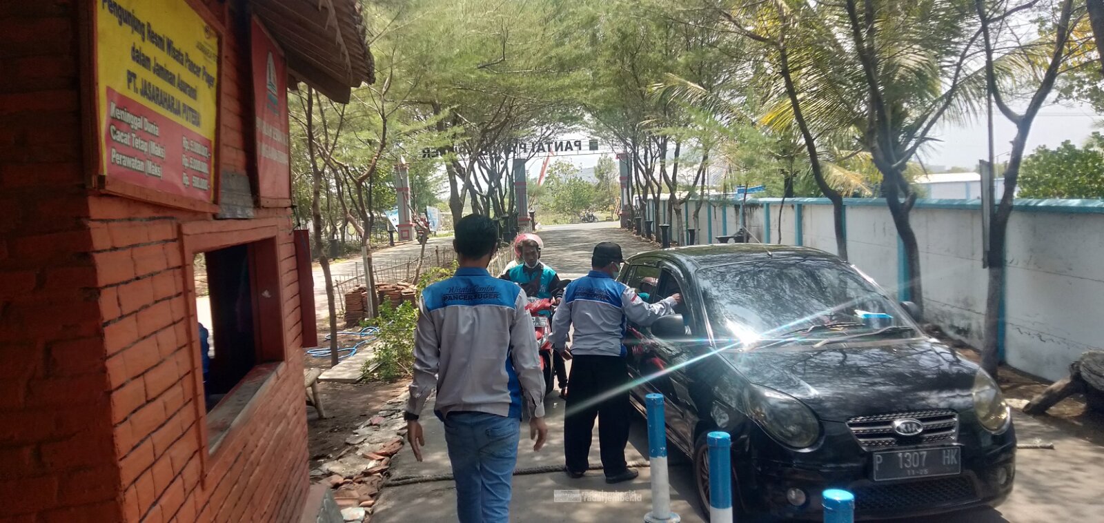 MULAI BUKA: Petugas jaga di pintu masuk tempat wisata Pancer Puger yang dikelola Pemerintahan Desa Puger Kulon, Kecamatan Puger