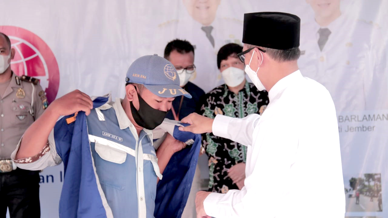 MENGAYOMI: Bupati Jember Hendy Siswanto dan Wakil Bupati Jember MB Firjaun Barlaman saat memberikan seragam baru kepada para juru parkir dan santunan kematian kepada keluarga di kantor Dinas Perhubungan Kabupaten Jember, kemarin (17/9).