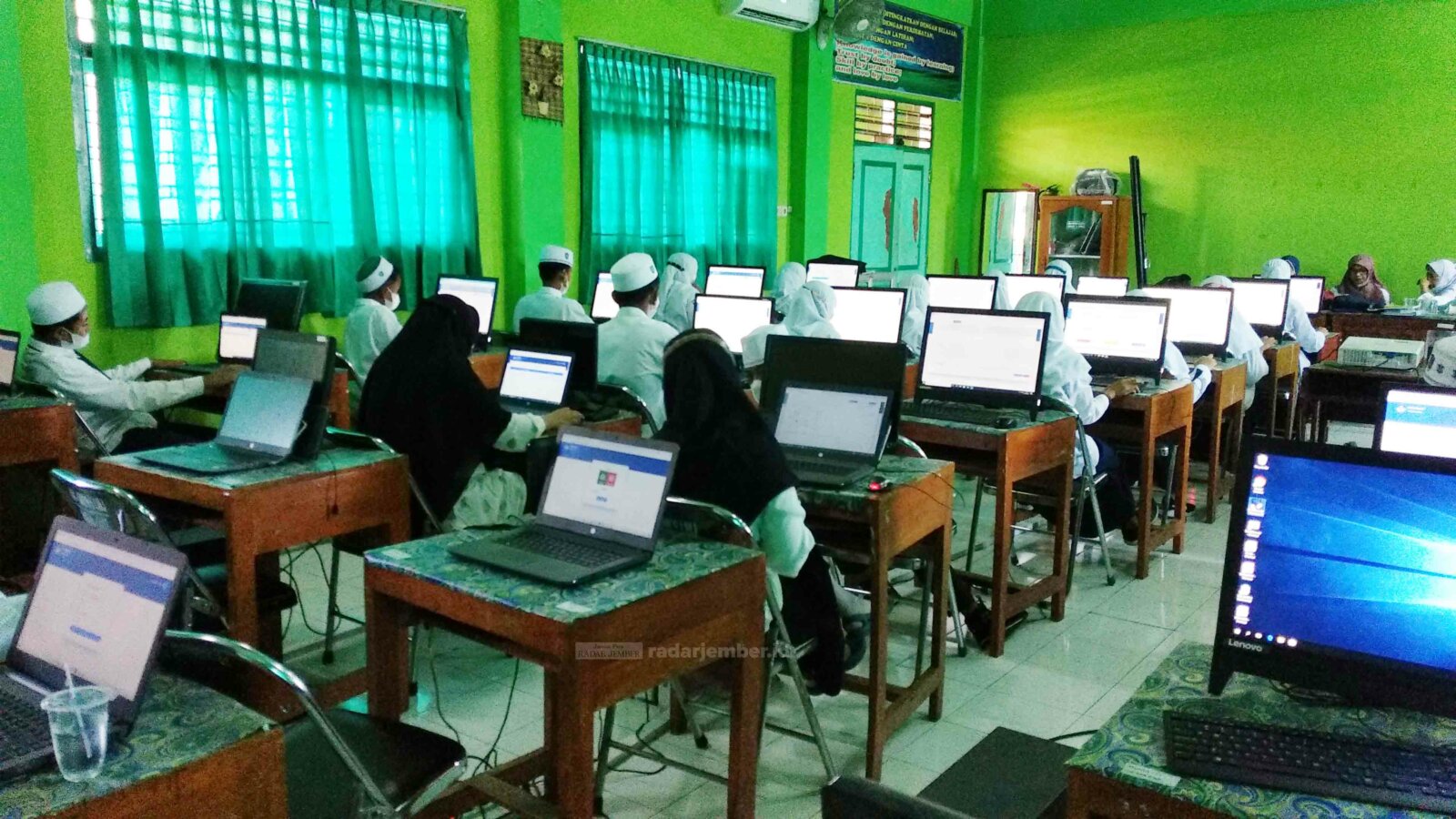 SIAP ANBK: Sejumlah siswa SMP Negeri 5 Lumajang melaksanakan simulasi Asesmen Nasional Berbasis Komputer (ANBK), beberapa waktu lalu. Dinas Pendidikan Lumajang memastikan kesiapan menjelang ANBK SMP seratus persen.