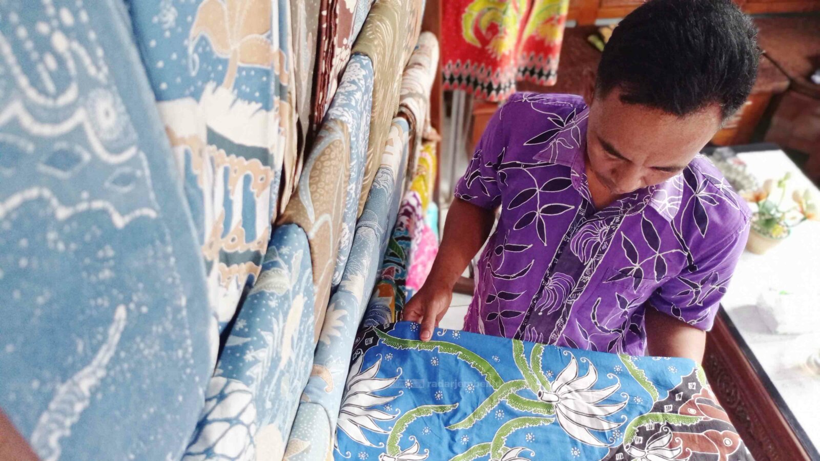 WARISAN BUDAYA: Proses membatik di salah satu perajin batik tulis Desa Sumbermujur, Kecamatan Candipuro, kemarin. Meski pandemi dan omzet menurun, namun warisan budaya tersebut masih tetap digeluti.