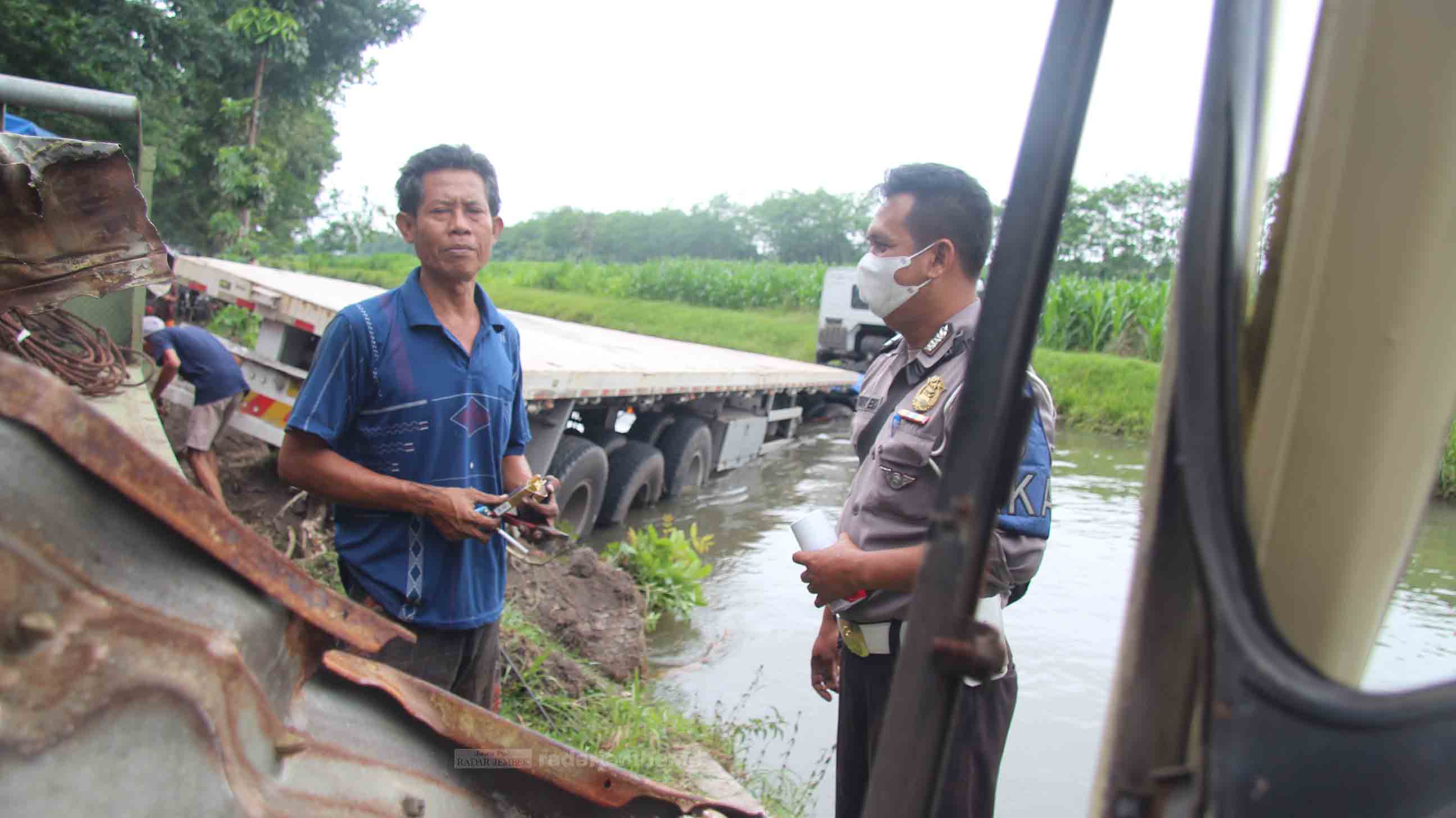 EVAKUASI: Tim Laka Satlantas Polres Lumajang saat melakukan evakuasi bangkai kendaraan yang terlibat kecelakaan beruntun.