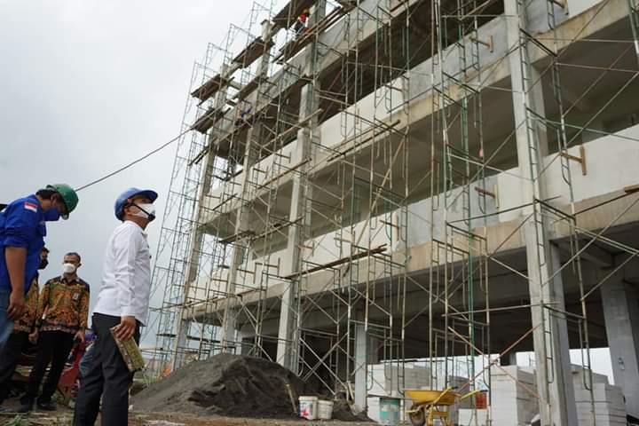 PANTAU: Bupati Lumajang Thoriqul Haq saat meninjau lokasi pembangunan gedung Unej Kampus Lumajang di Kecamatan Klakah. Rencananya, kampus tersebut bakal menerima pendaftaran mahasiswa baru tahun 2022.