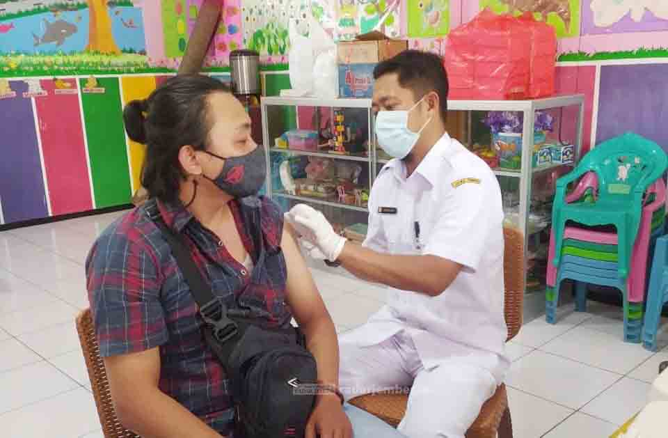 MULAI ANTUSIAS: Sejumlah warga di Bondowoso mulai antusias untuk mendapatkan vaksin. Pasalnya, beberapa hari terakhir capaian per hari bisa mencapai 10 ribu dosis.
