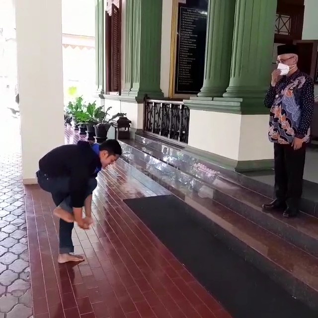 LENTUR: Ahmad Yudianto ketika menunjukan keahliannya langsung di hadapan Bupati Bondowoso. Dia akan ikut ambil bagian dalam ajang Indonesia Mencari Bakat (IMB) di Jakarta.