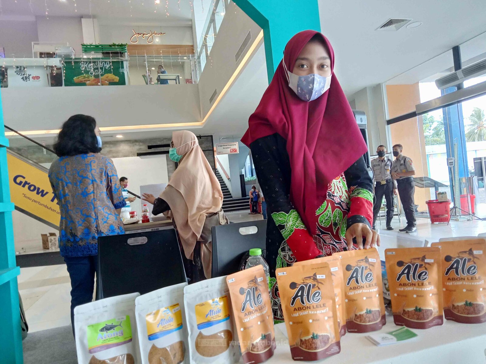 PRODUK: Salah satu produk Pondok Pesantren Darun Najah yang diikutkan dalam pameran hasil olahan ikan. Selain memiliki kopontren, pesantren ini juga menjadi Badan Usaha Milik Pesantren yang diresmikan Bupati Lumajang Thoriqul Haq, beberapa waktu lalu.