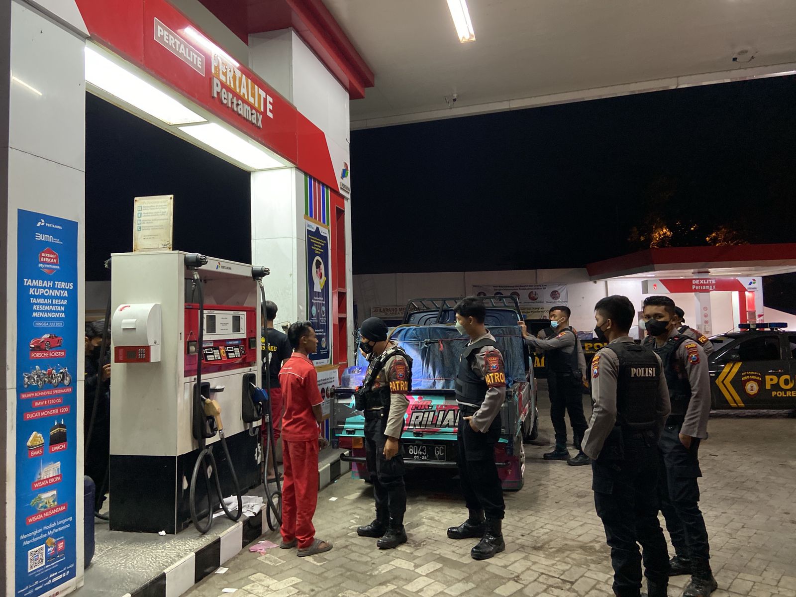 DIAMANKAN: Anggota Samapta Polres Jember saat memergoki pikap yang membeli BBM dengan menggunakan drum