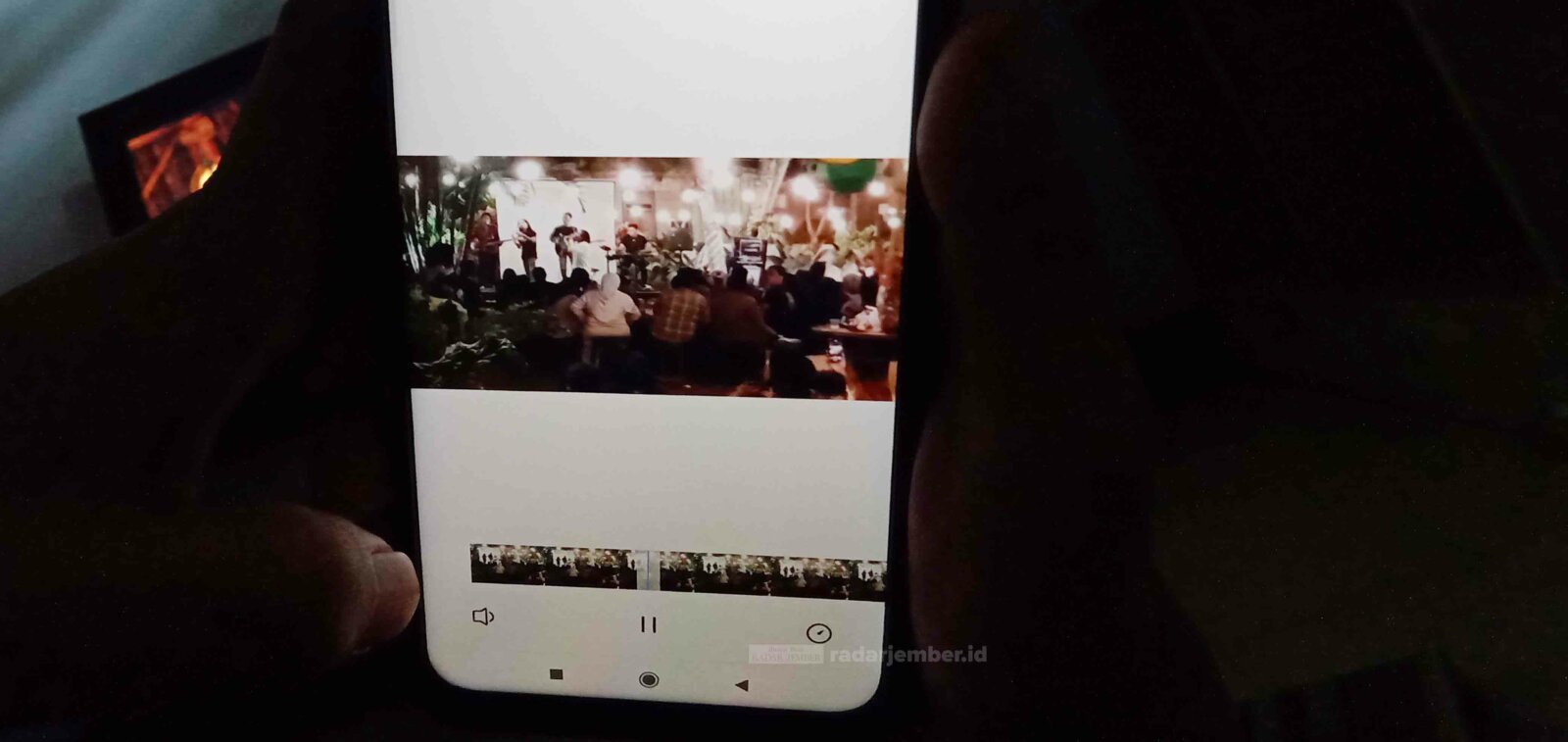 ABAI PROKES: Salah seorang warga ketika menunjukan video panggung musik yang diadakan pada salah satu kafe di Bondowoso. Padahal saat ini masih level tiga. 