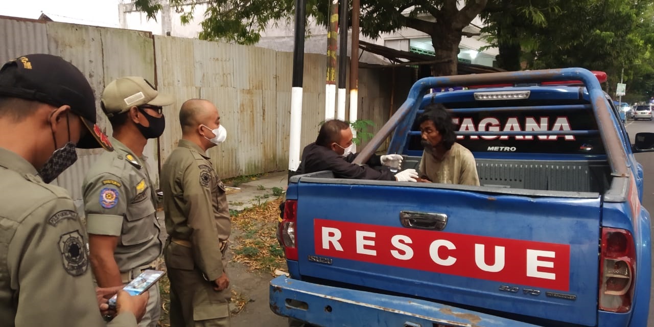 TERJARING RAZIA: Salah seorang ODGJ ketika diangkut ke mobil petugas. Satpol PP bersama Dinsos terus gencar melakukan razia ODGJ.