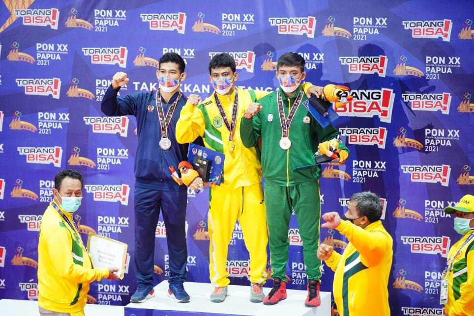 TAMBAH MEDALI: Pagulat Lumajang, Arif Suro Dinoyo (kanan atas) berfoto bersama para juara seusai menerima medali cabang olah raga gulat, Rabu (13/10). Dengan demikian, koleksi medali atlet Lumajang bertambah jadi empat medali.