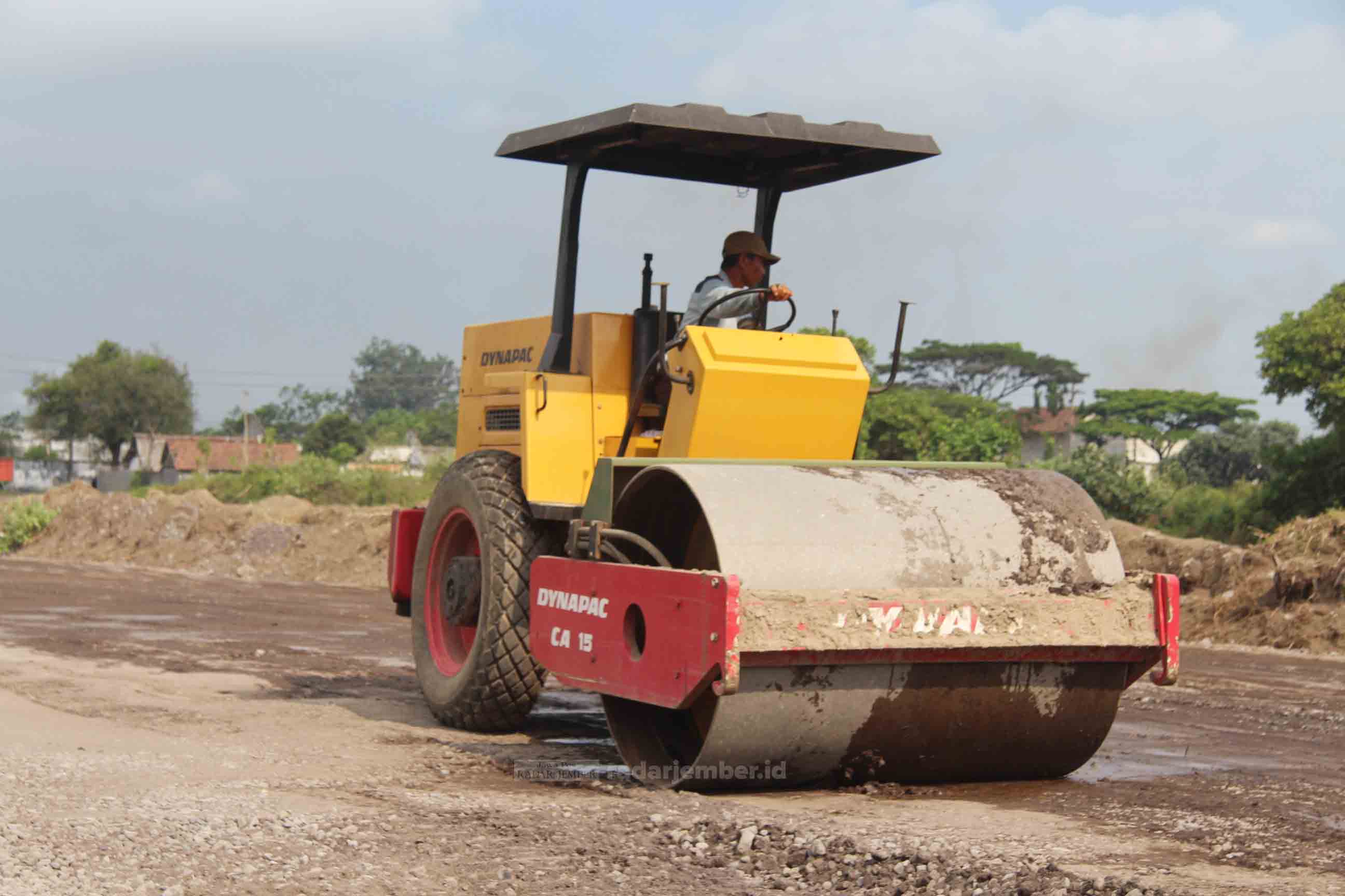 PENGERJAAN: Salah satu alat berat yang sedang melakukan pembangunan stockpile pasir terpadu. Kali ini Pemkab Lumajang beri toleransi pemilik stockpile urus IUP-OPK angkut jual