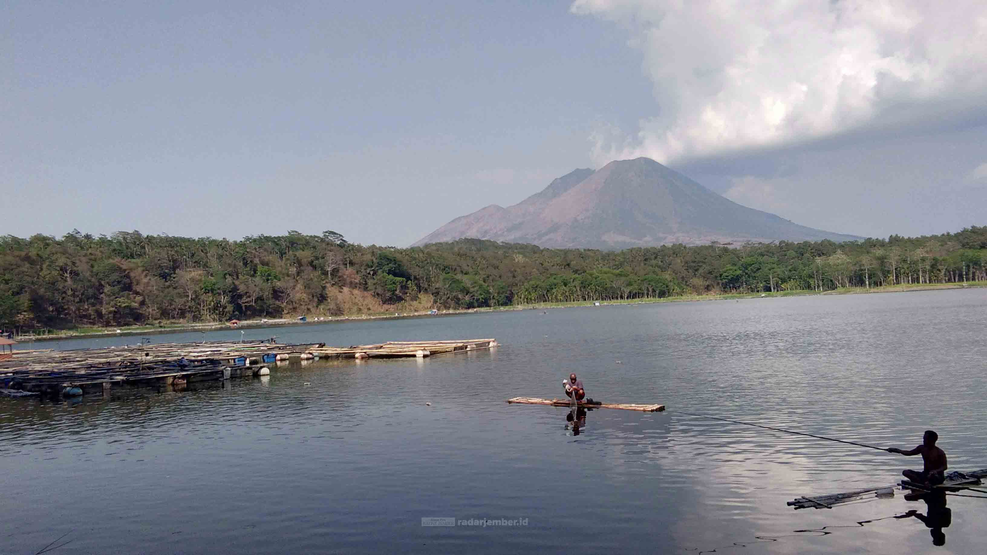 MASIH SEPI: Aktivitas masyarakat di kawasan Wisata Ranu Klakah, beberapa waktu lalu. Kini, semua tempat wisata diharapkan memperoleh sertifikat CHSE sebagai jaminan kenyamanan wisatawan.