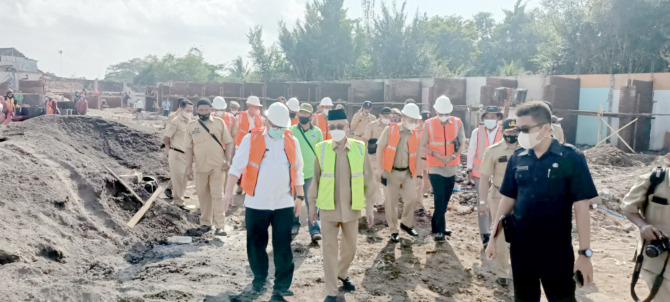 DIPANTAU: Bupati Bondowoso ketika melihat langsung proses pembangunan pasar Induk Bondowoso.