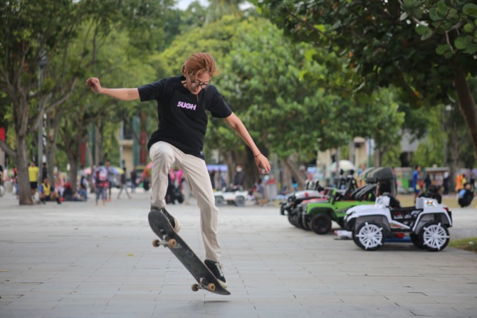 MELUNCUR: Winda, skater cewek, saat bermain papan luncur di Alun-Alun Jember, kemarin (22/10). Bagi pemula, bermain skateboard tidak boleh takut jatuh. Teknik ollie harus dimatangkan sebelum belajar teknik lainnya.