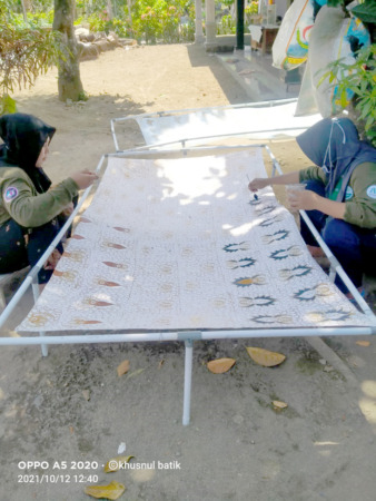PROSES: Salah satu proses pembuatan batik yang dilakukan Khusnul Muarifah di galeri batik miliknya, KH Batik Andongsari.