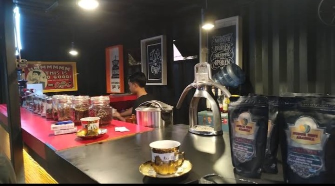 MULAI NAIK: Salah seorang pelayan di kafe ketika menyiapkan pesanan pelanggan. Kini, pengusaha mulai bisa bernapas lega karena sektor bisnis kopi mulai menggeliat kembali.