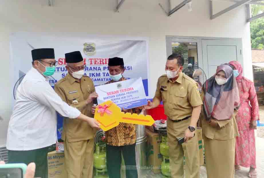 STIMULUS: Bupati Bondowoso KH Salwa Arifin dan Wakil Bupati Bondowoso Irwan Bachtiar ketika memberikan bantuan kepada salah seorang pelaku IKM tape di Desa/Kecamatan Wringin.