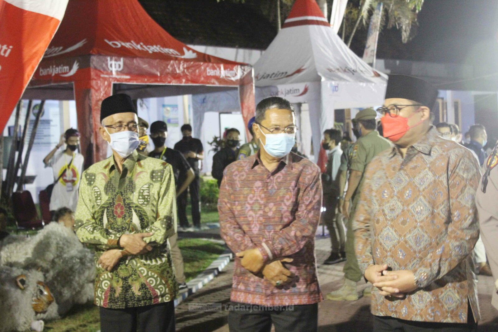 HEBOH: Anggaran pakaian dinas dari Bupati serta Wabup Bondowoso dan anggota DPRD Kabupaten Bondowoso yang mencapai ratusan juta membuat masyarakat heboh.
