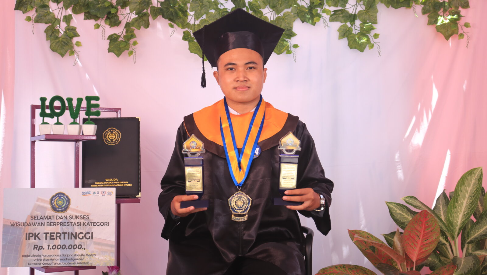MEMBANGGAKAN: Prayogi Donny Dharmawan, alumnus SMK Nuris Jember Jurusan TKR 2017. Saat menempuh kuliah, dia mampu lulus dengan predikat cukup membanggakan.