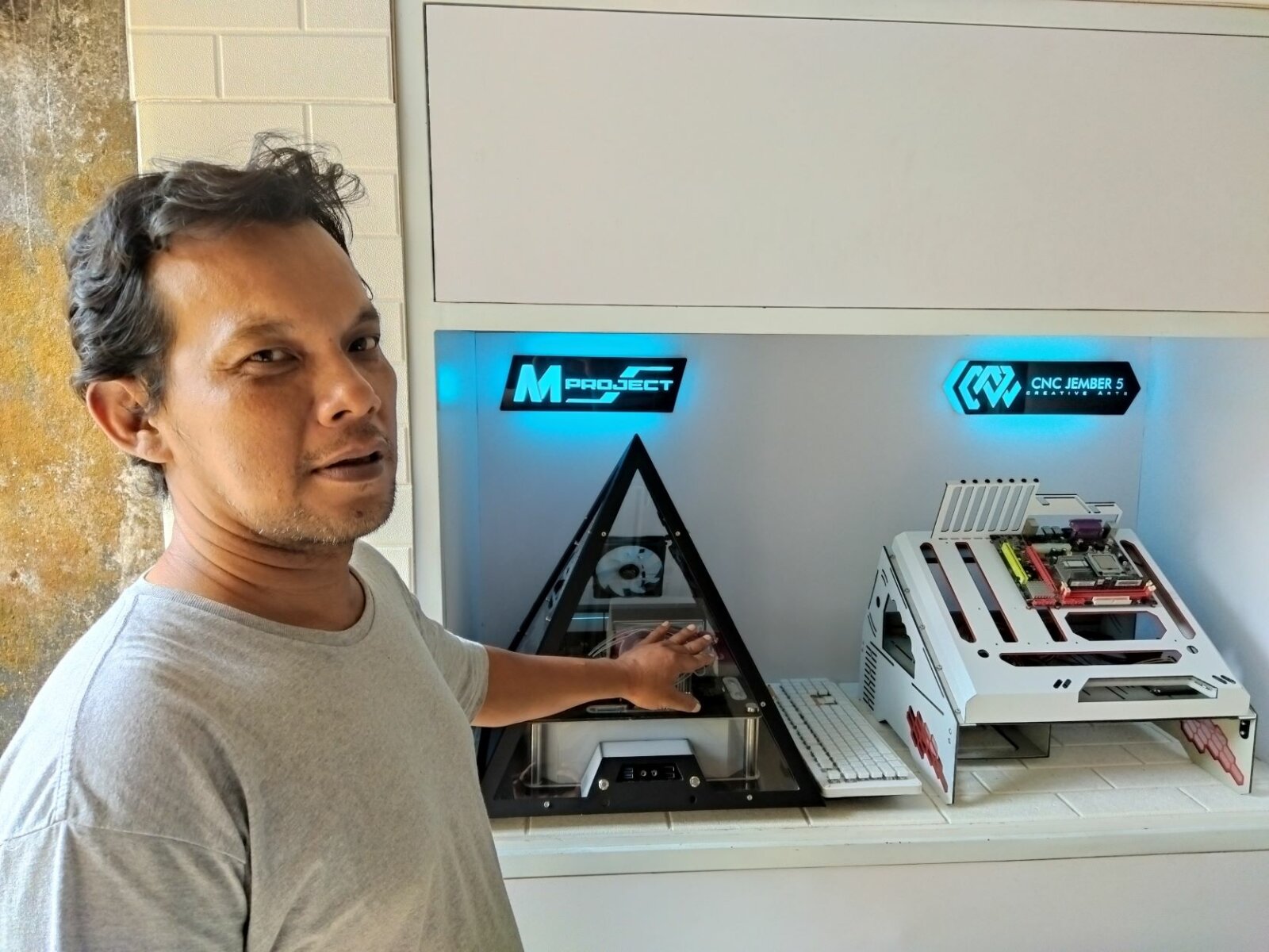 FOKUS: Dyan Murdiyanto tampak fokus mendesain salah satu pesanan berupa case PC berbahan akrilik, belum lama ini. (ISNEIN PURNOMO/RADAR JEMBER)