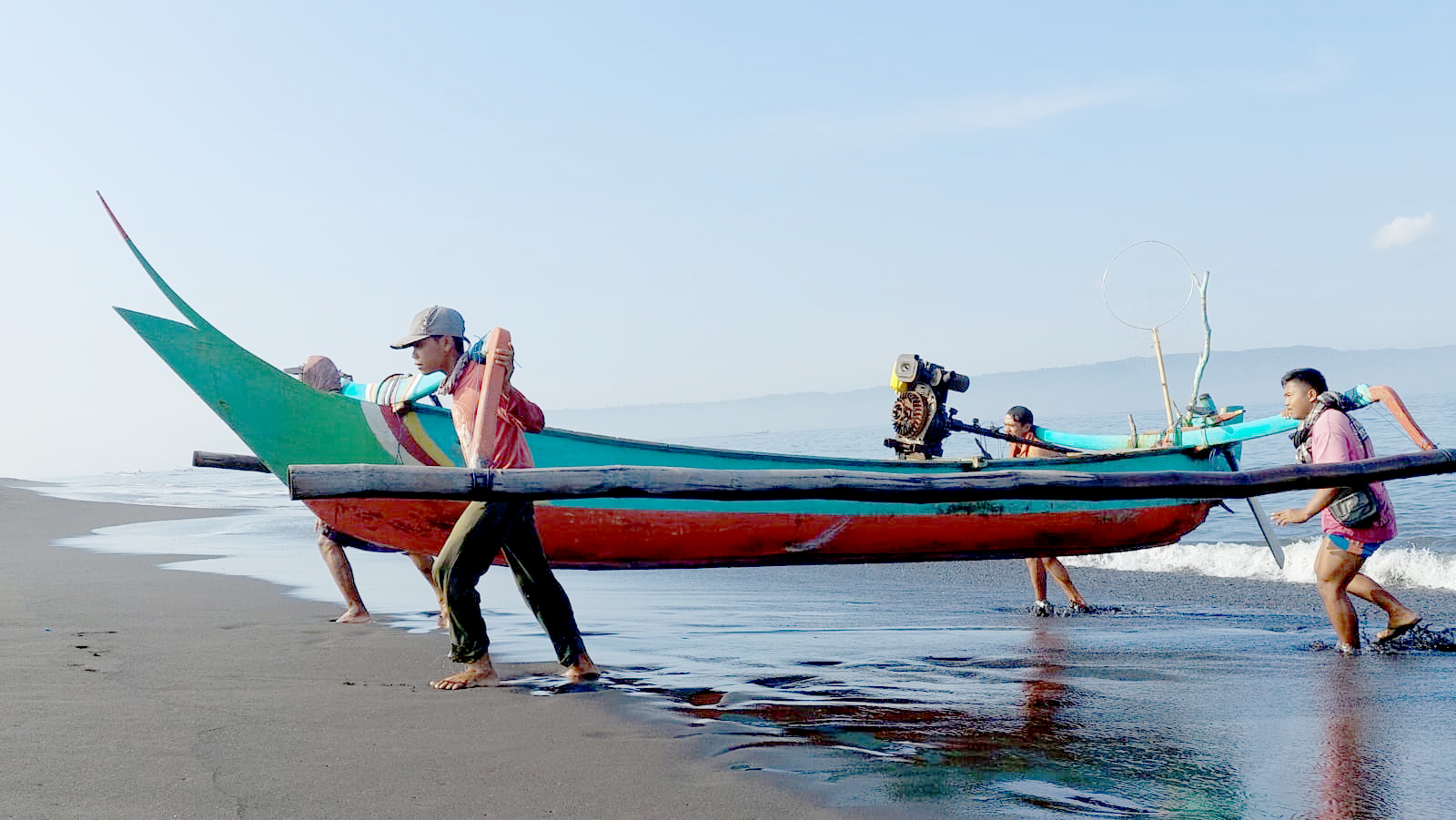 Tradisi Gotong Royong Nelayan di Pantai Selatan (JUMAI/RADAR JEMBER)