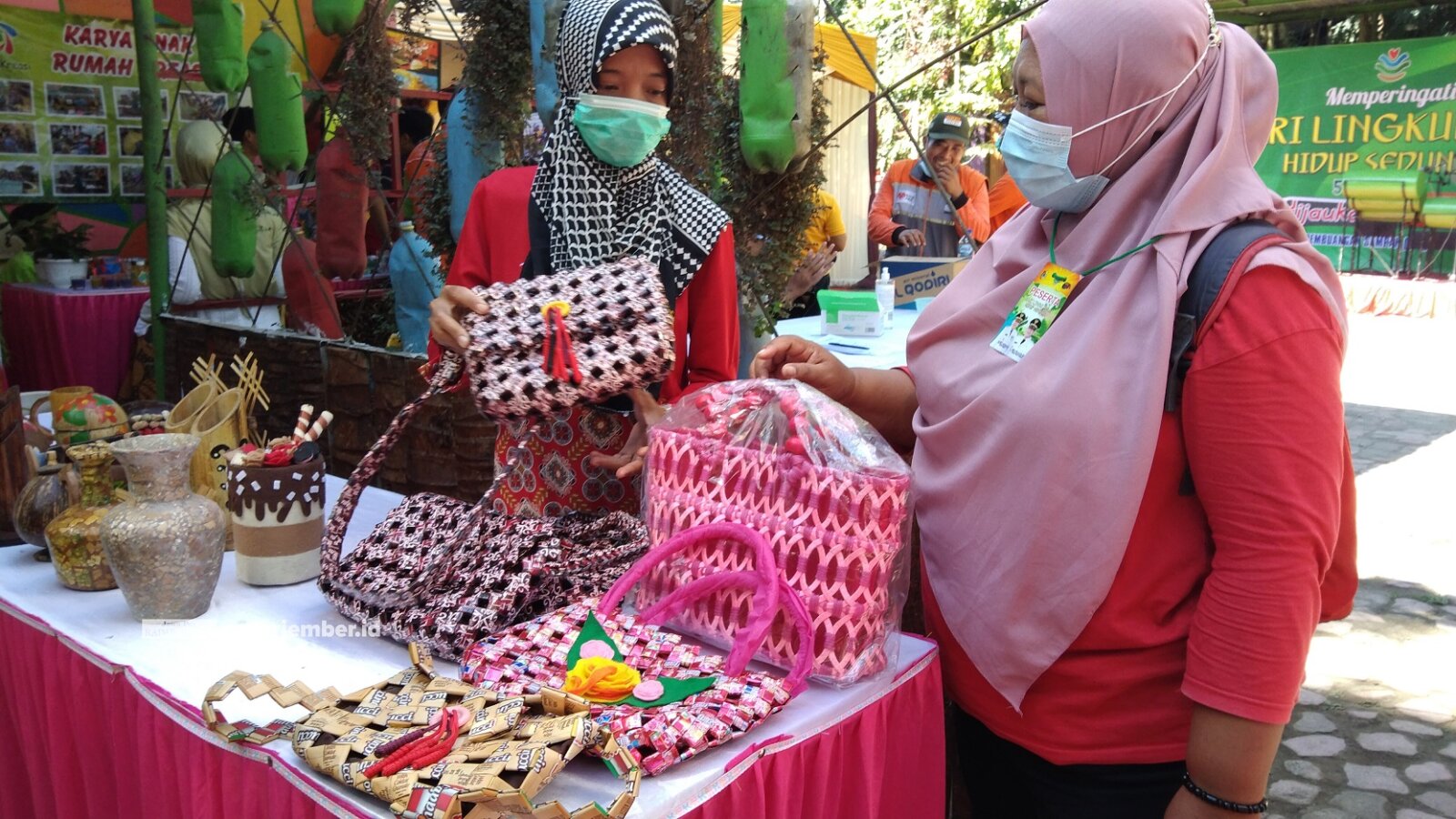 KREATIVITAS WARGA: Salah satu produk yang dihasilkan bank sampah di Kecamatan Panti. Produk daur ulang tersebut dipamerkan di TPA Pakusari, beberapa waktu lalu.