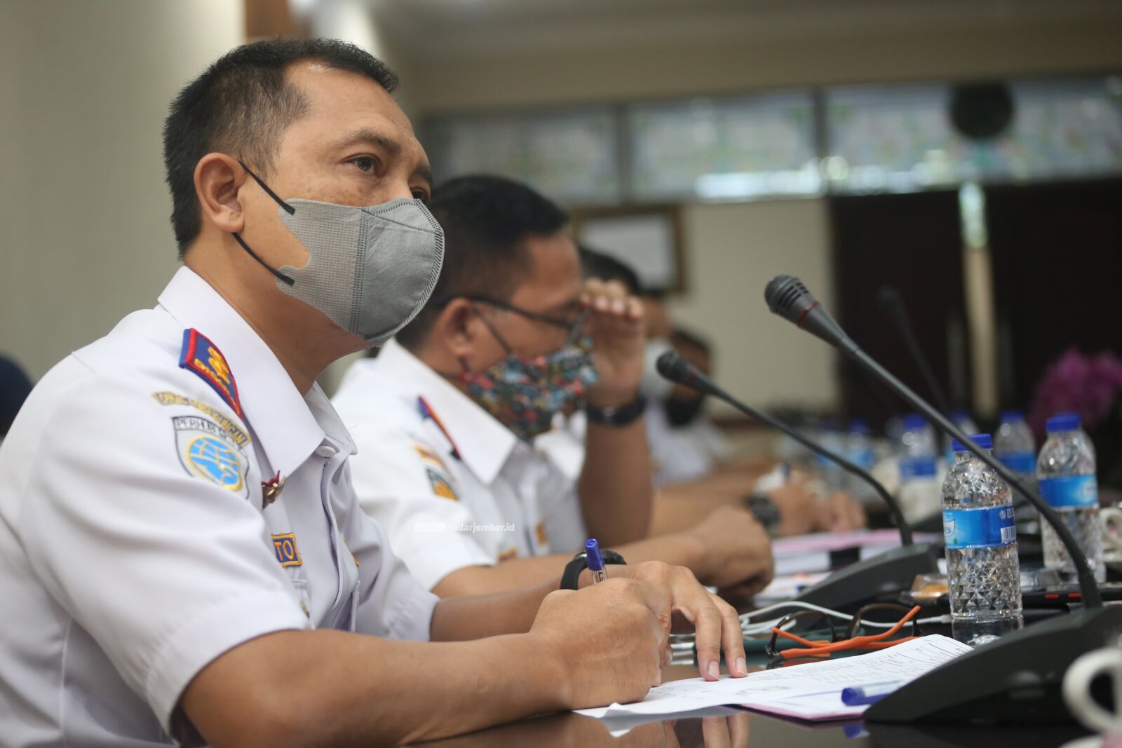 BAHAS MENDETAIL: Plt Kepala Dishub Jember Siswanto ketika menyampaikan rencana perubahan anggaran pada rapat pembahasan PAPBD di DPRD Jember, kemarin (12/10).