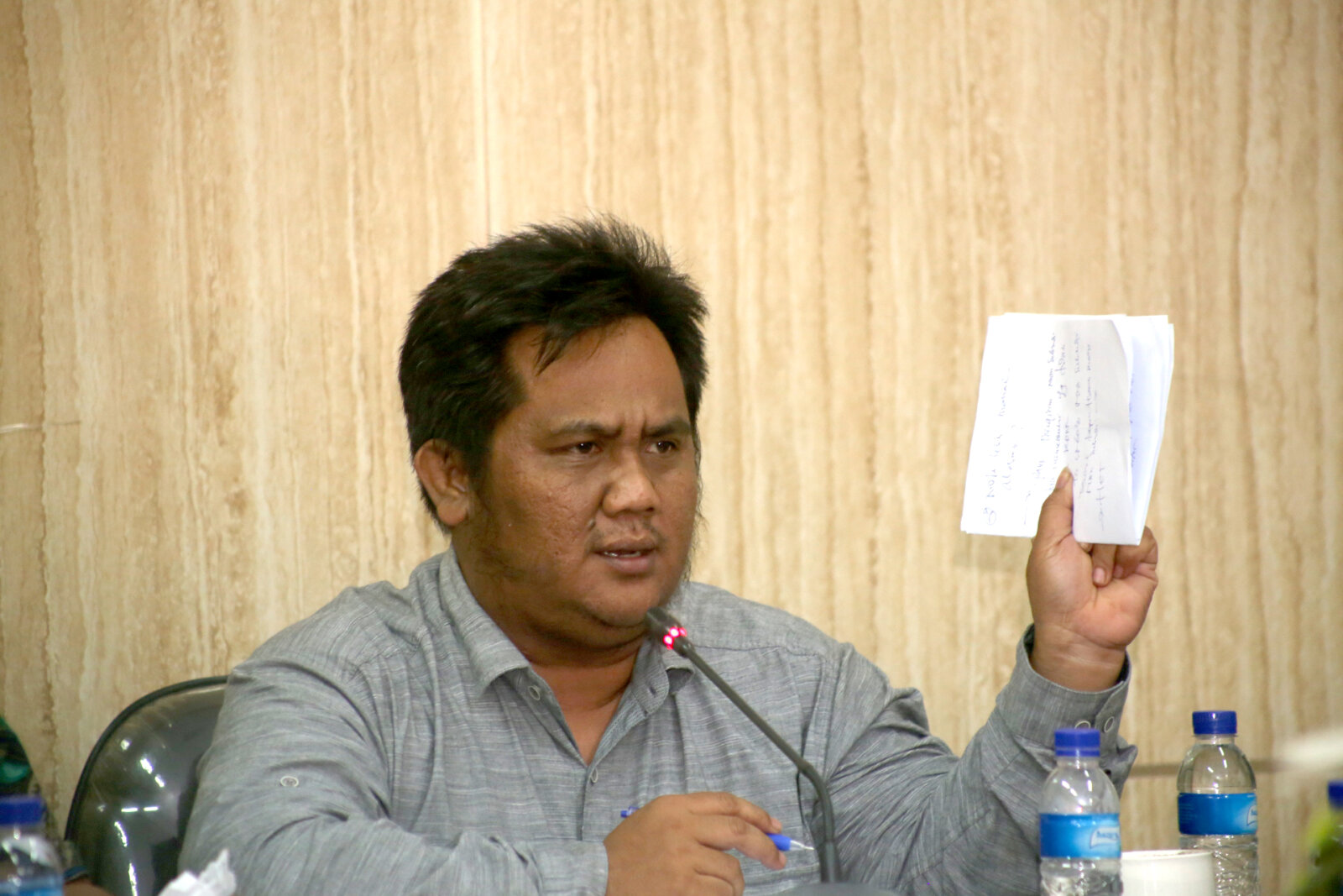 PERLU SOLUSI: Sekretaris Komisi B DPRD Jember Budi Wicaksono ketika menyampaikan pendapatnya terkait problem pupuk bersubsidi dalam hearing bersama petani, pemilik kios, dan perwakilan distributor pupuk, baru-baru ini. (DWI SISWANTO/RADAR JEMBER)