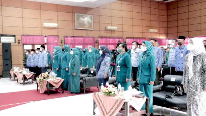 SINERGI ANTAR-OPD: Forum PKK Bangga Kencana saat membahas berbagai program peningkatan keluarga berkualitas di Aula Dinas Pendidikan, kemarin (18/10). Dalam forum ini ada unsur Dinas Kesehatan, DP3AKB, dan Dinas Pendidikan.
